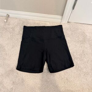 All in Motion Effortless Support High Rise 6” Legging Shorts, size M